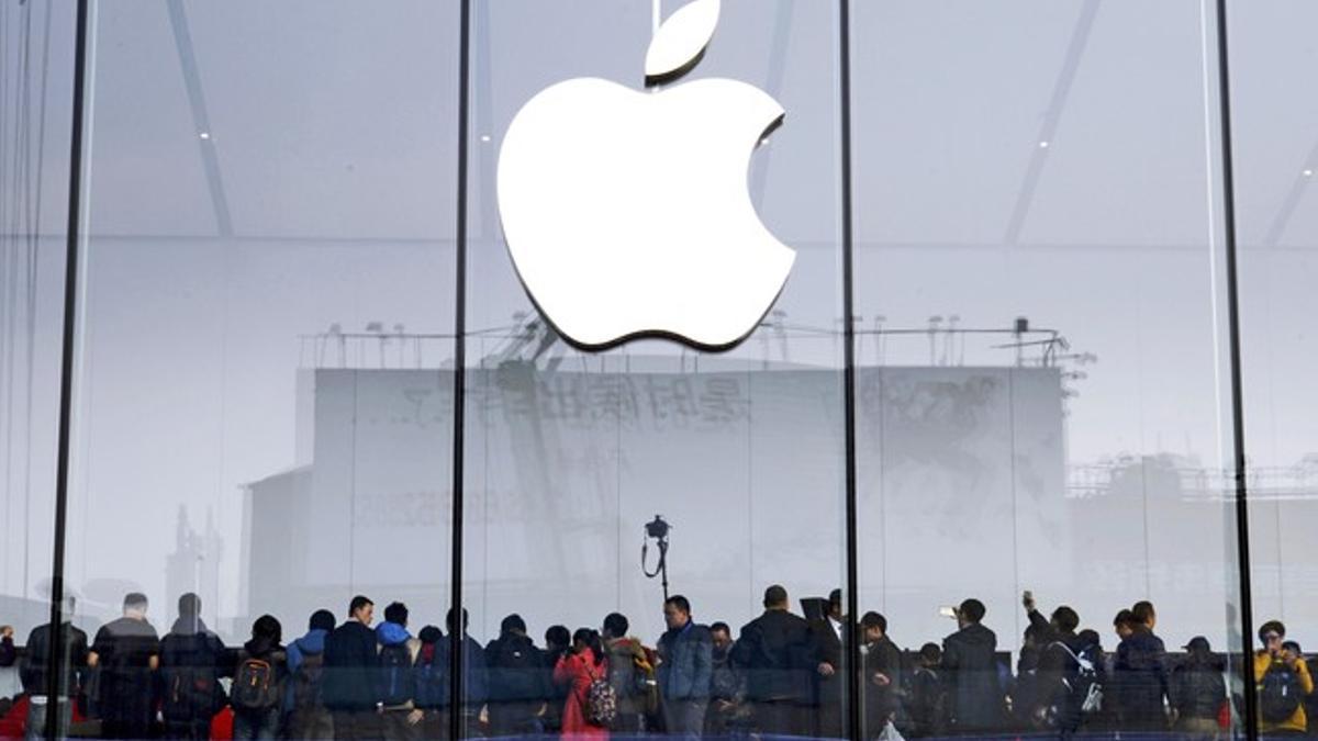 Miles de clientes hacen cola en una tienda de Apple en Hangzhou, China.