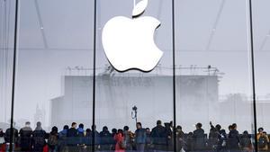 Miles de clientes hacen cola en una tienda de Apple en Hangzhou, China.