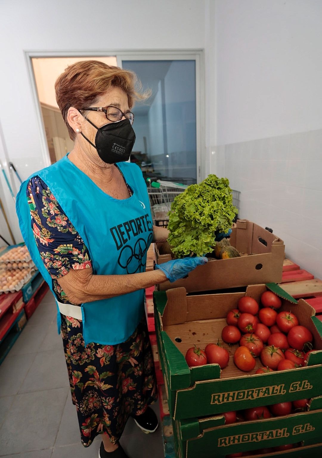 Entrega de alimentos en la sede de la asociación Los Caberos