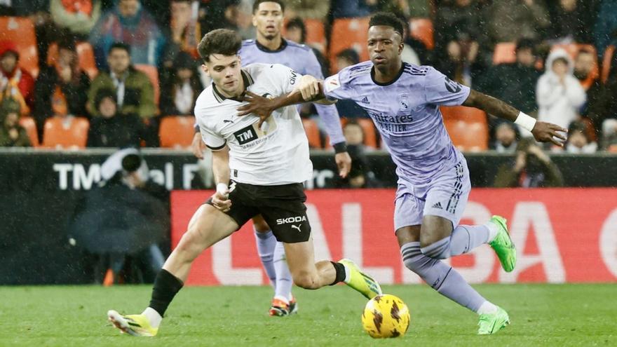 Fran Pérez disputa la pelota con Vinícius Junior, en el último Valencia-Real Madrid. | J.M.LÓPEZ