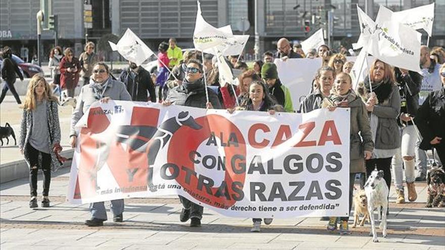 Una marcha reclama que se prohíba la caza con perros