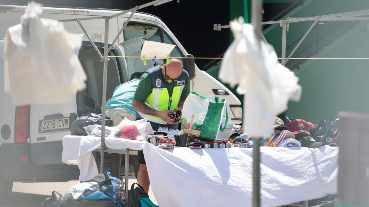 La redada de falsificaciones del mercadillo del Martínez Valero en Elche, en imágenes