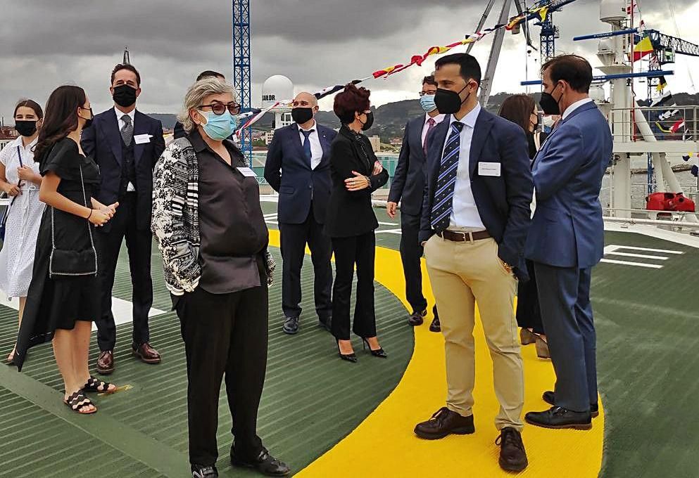 La alcaldesa Ana González con Juan Manuel Paíno, en el helipuerto del buque. | Marcos León