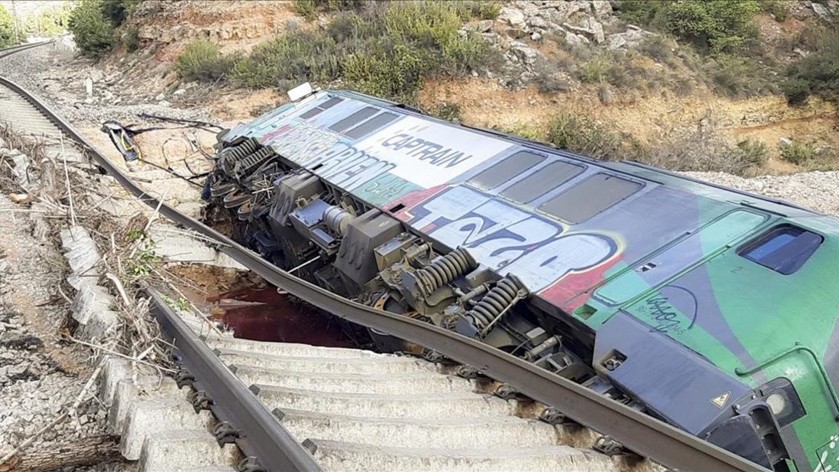 El tren desacarrilado en Floresta i Vinaixa por las lluvias.