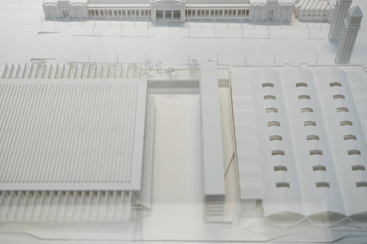 Maqueta del futuro Palau Multifuncional y del remodelado Palau de les Comunicacions. Al fondo se aprecia la nueva pasarela externa que los unirá.