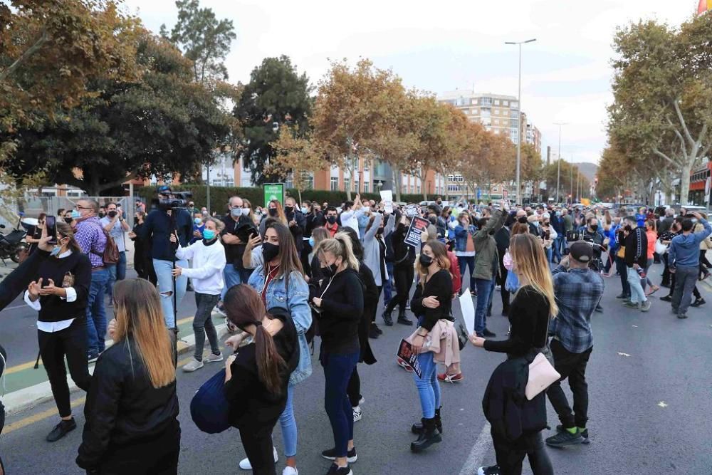 Hosteleros protestan en Cartagena por el cierre de los bares