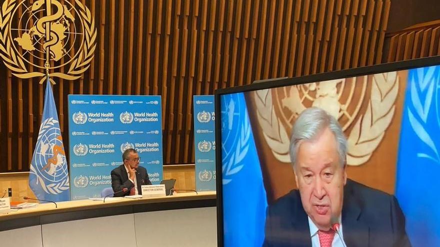 El director general de la OMS, Tedros Adhanom Ghebreyesus, y el secretario general de la ONU, António Guterres.