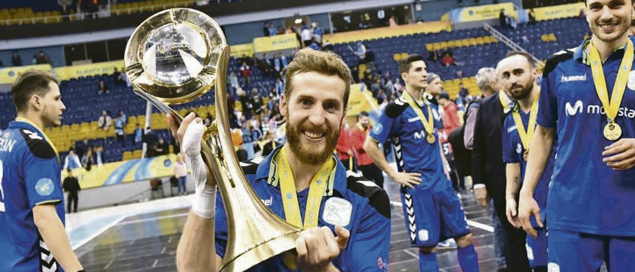 Adrián Alonso, &#039;Pola&#039;, con el trofeo que coronó al Inter en Kazajistán campeón de Europa. // @Pola_7FS