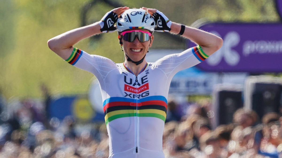 Pogacar celebra su victoria en el Tour de Flandes 2025