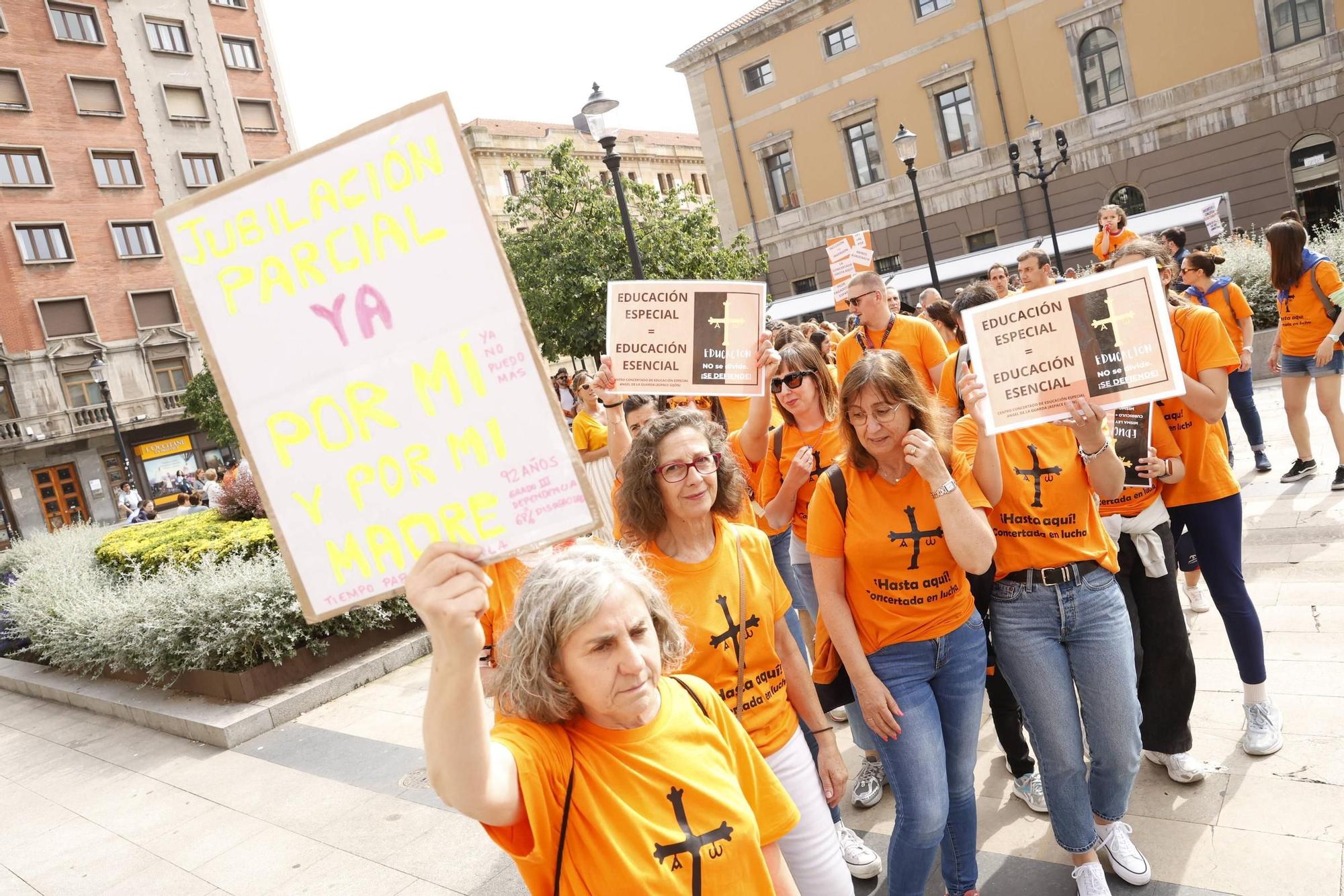 Así fue la gran concentración en Gijón por la educación concertada (en imágenes)