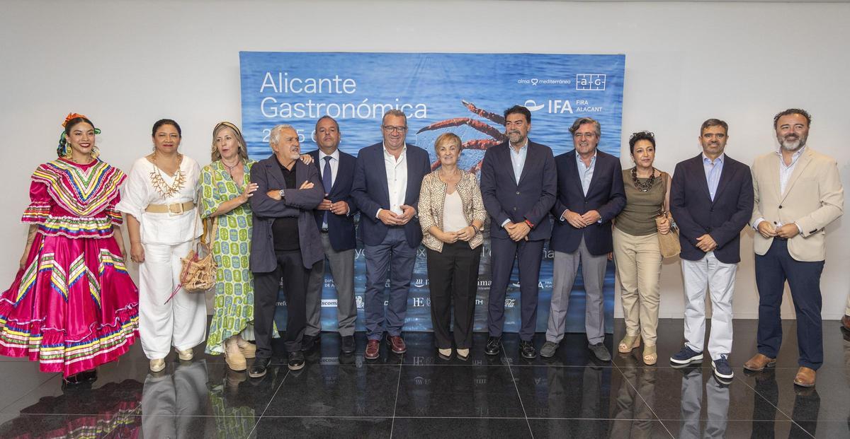 Foto de familia de autoridades y organizadores de Alicante Gastronómica 2026 en el Adda de Alicante.
