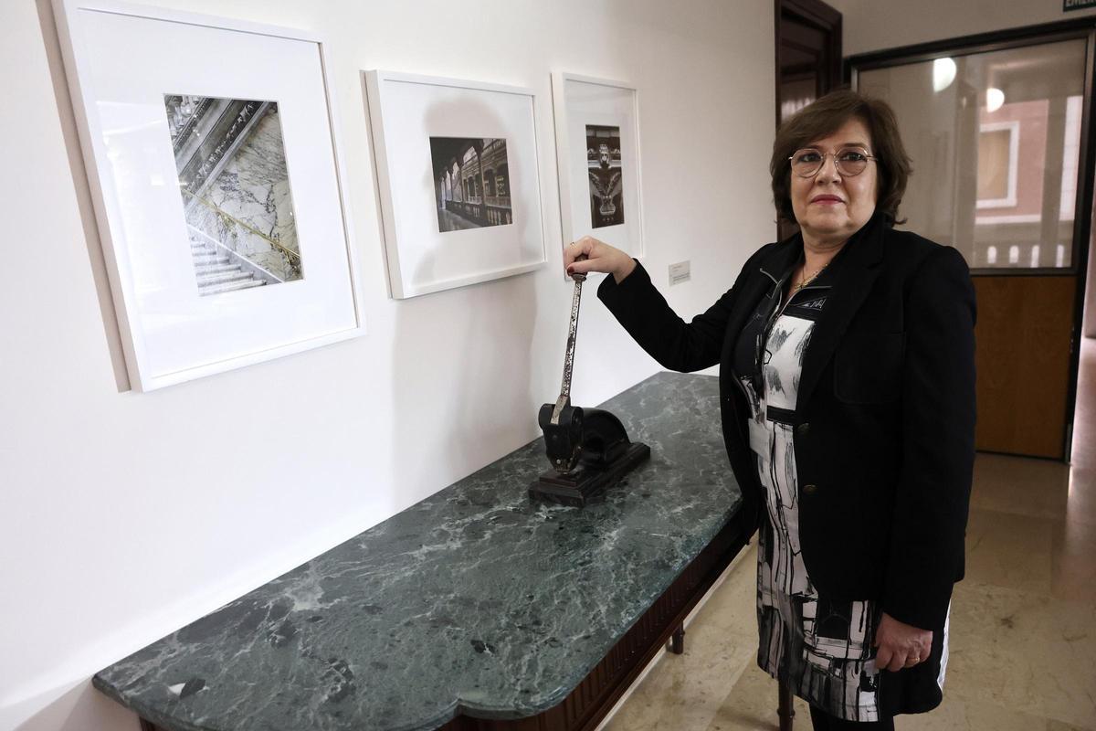 Ana María Jerez muestra una de las máquinas antiguas para inutilizar billetes que se usaban hace décadas y que está expuesta en los pasillos del edificio.