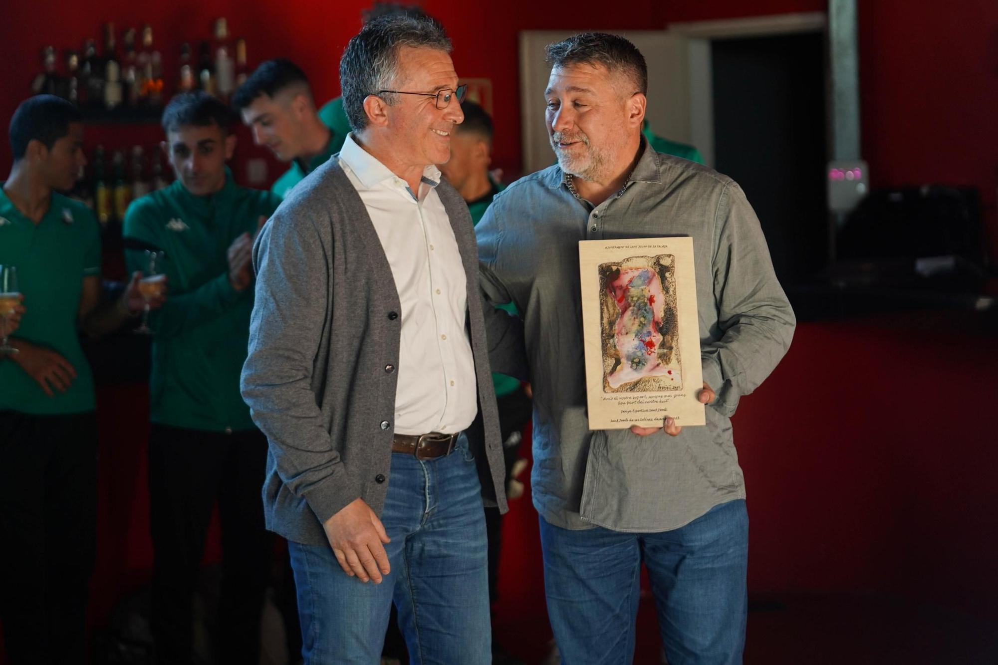 Mira las imágenes de la felicitación de Navidad del equipo de fútbol de Sant Jordi