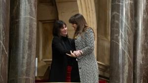 La expresidenta del Parlament y presidenta de Junts, Laura Borràs, con la secretaria segunda de la Mesa, Aurora Madaula