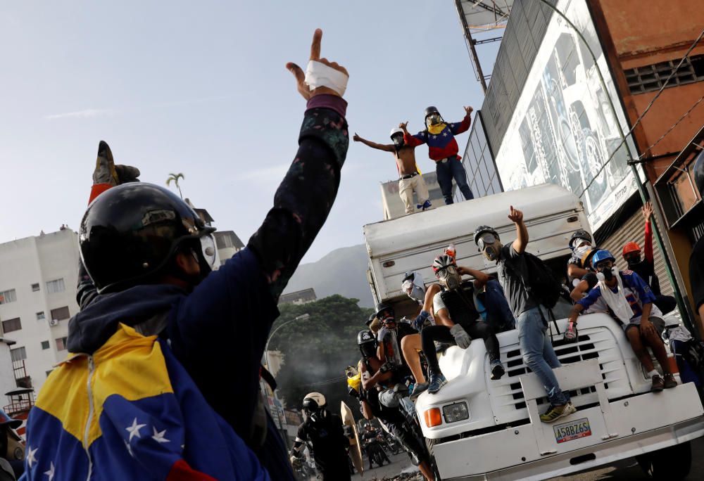 Manifestantes se paran ante un camión mientras chocan con las fuerzas de seguridad durante una manifestación contra el presidente de Venezuela, Nicolás Maduro, en Caracas. REUTERS.