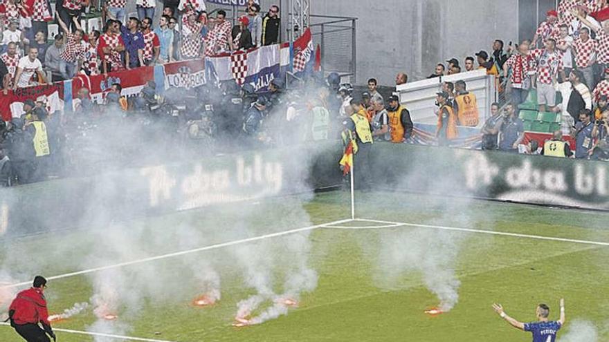 Bengalas lanzadas por hinchas croatas en el partido contra Chequia.