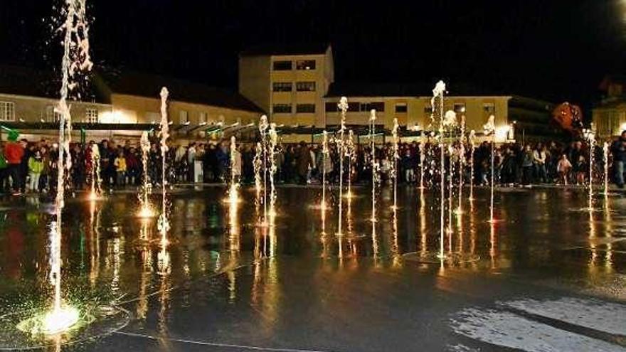 Fuente luminosa, en la reformada Plaza de España. // FdV