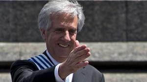(FILES) In this file photo taken on March 01  2015 Uruguay s new President Tabare Vazquez waves during his inauguration ceremony at Plaza Independencia square in Montevideo  - Left-wing Vazquez  who ruled Uruguay in the 2005-2010 and 2015-2020 periods and was treated for lung cancer in 2019  dies on December 6  2020  (Photo by Pablo PORCIUNCULA   AFP)