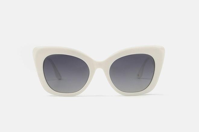 Gafas blancas de Gisele Sun de venta en Multiópticas