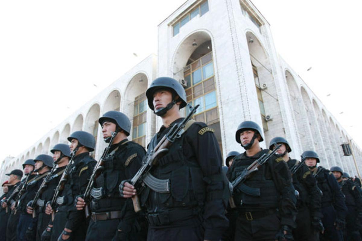 Les tropes del Kirguizistan desfilen a la plaça Ala-Too, al centre de Bixkek, com a preparació per a les mesures de seguretat durant les pròximes eleccions presidencials.