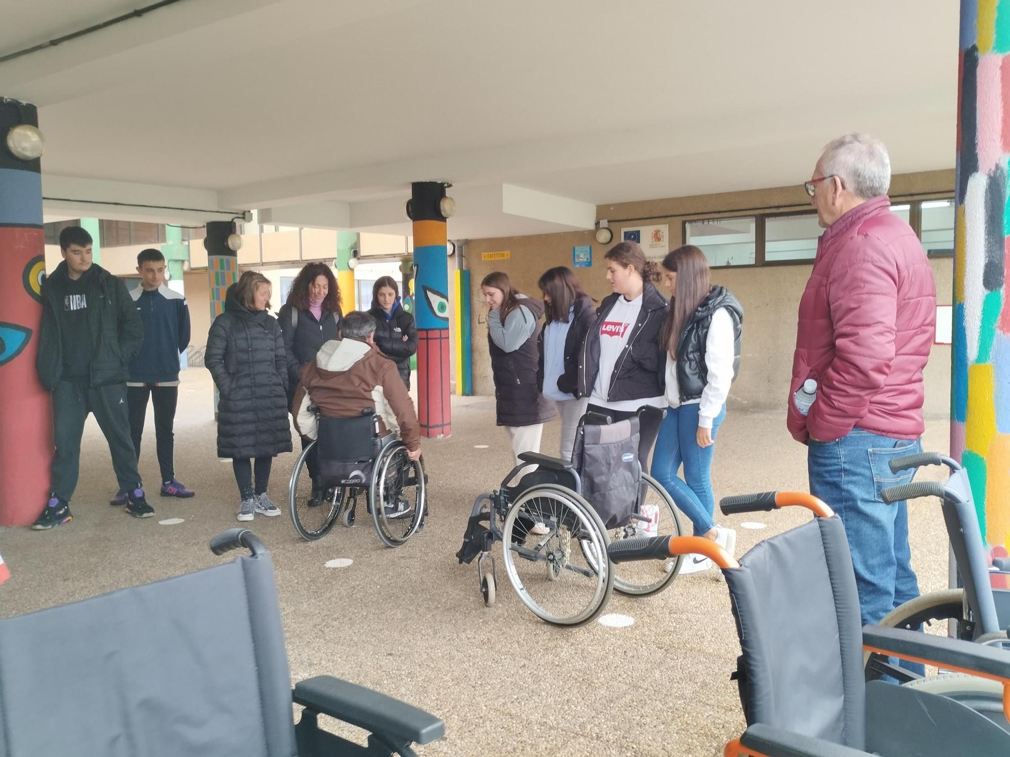 Así fue el paseo en silla de ruedas de los estudiantes del IES de Llanera