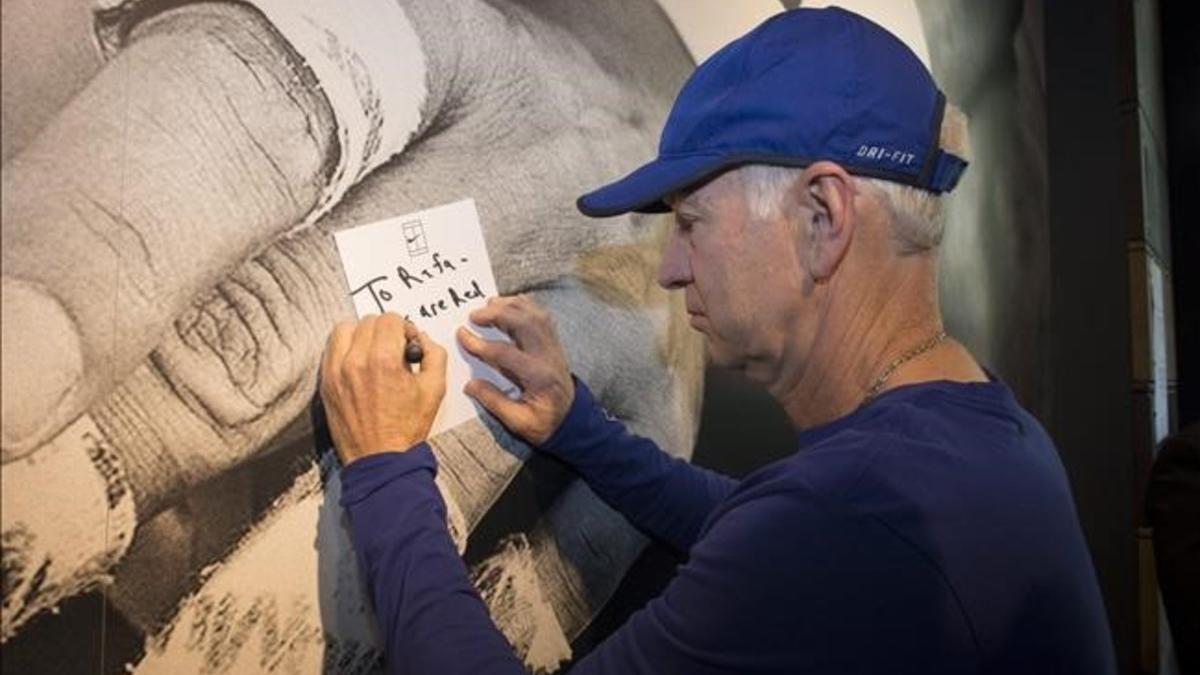 John McEnroe escribe un mensaje de apoyo a Rafael Nadal en el muro que Nike ha colgado en Paris