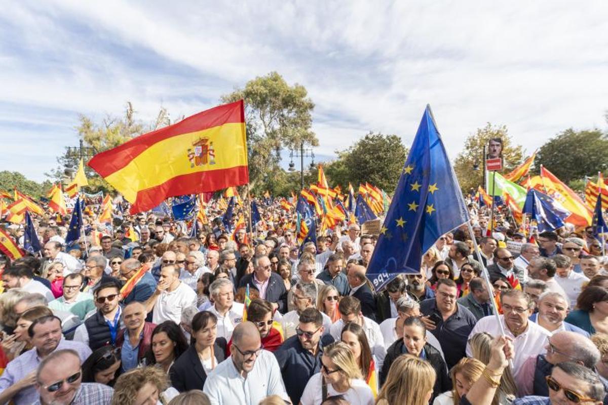 Miles de manifestantes durante una concentración contra la amnistía, a 12 de noviembre de 2023, en Valencia, Comunidad Valenciana (España).