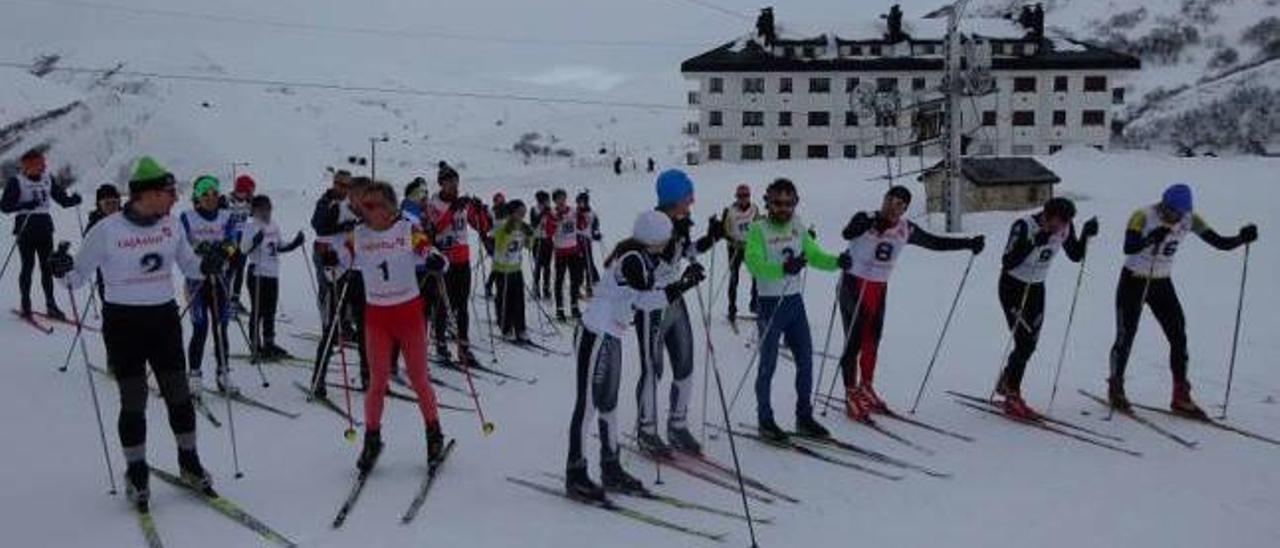 Los esquiadores, antes de la salida del Campeonato de Asturias de fondo de 2014.