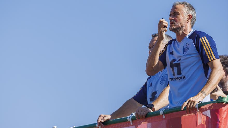 Luis Enrique dirige por &#039;walkie-talkie&#039; el entrenamiento de la selección