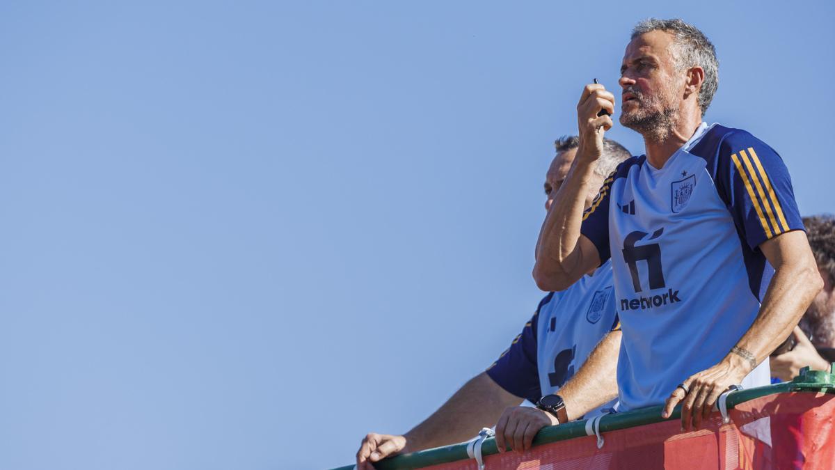 Luis Enrique habla por 'walkie-talkie' desde un andamio durante el entrenamiento de la selección.