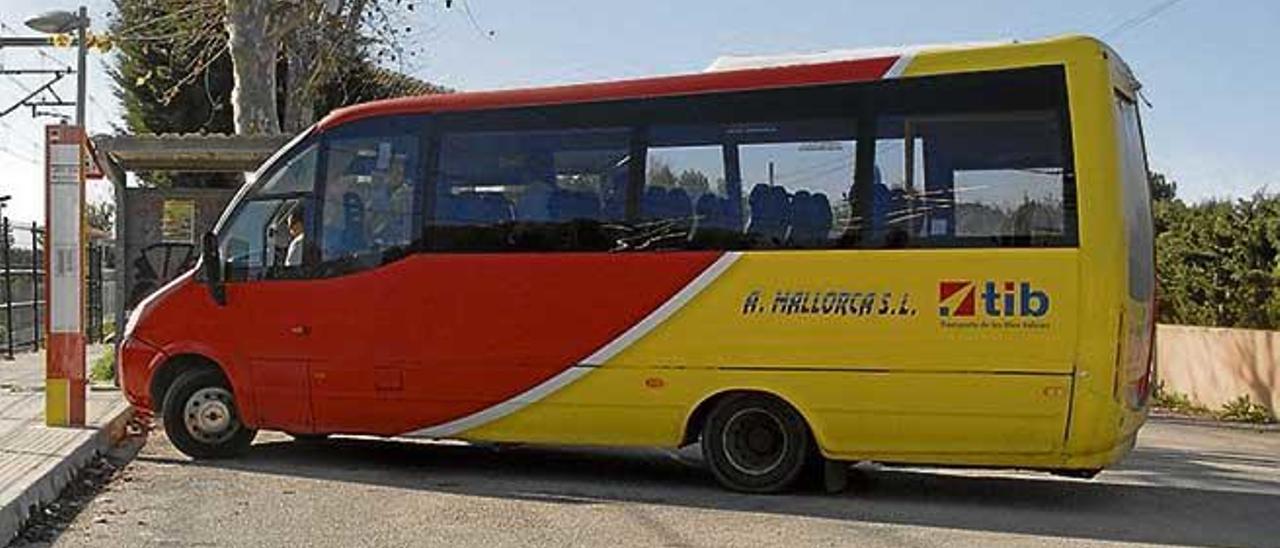 Uno de los buses lanzadera que cubren el servicio.