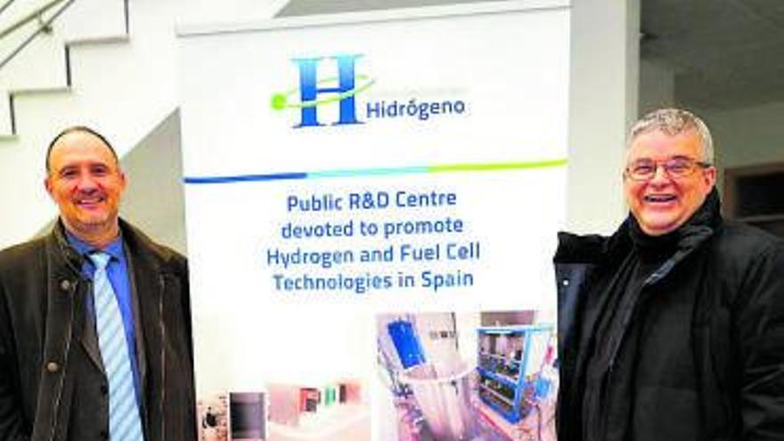 Hernández Brito (d) y Emilio Nieto en el Centro Nacional de Hidrógeno. | | E.D.
