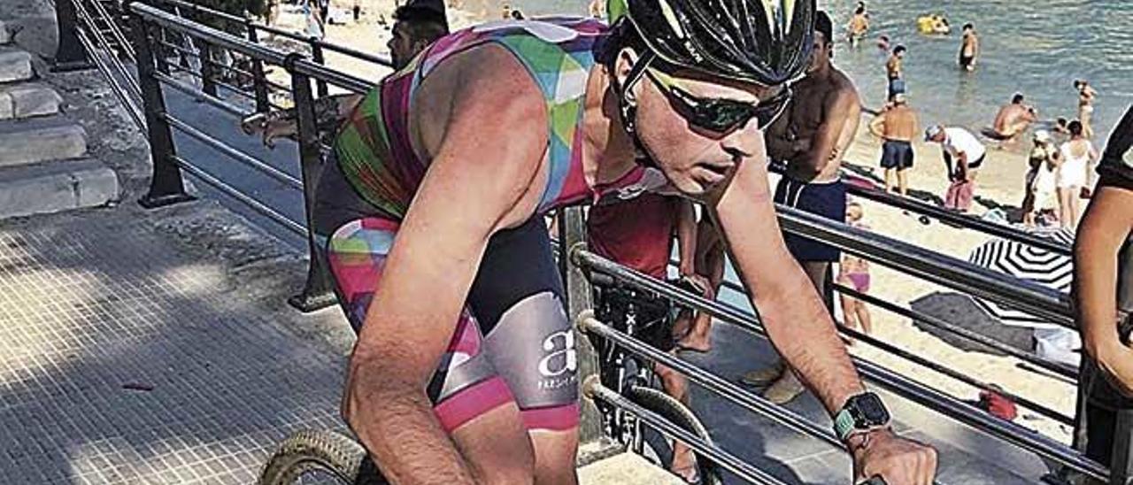 Uri Ros, durante una prueba de triatlón en Mallorca.