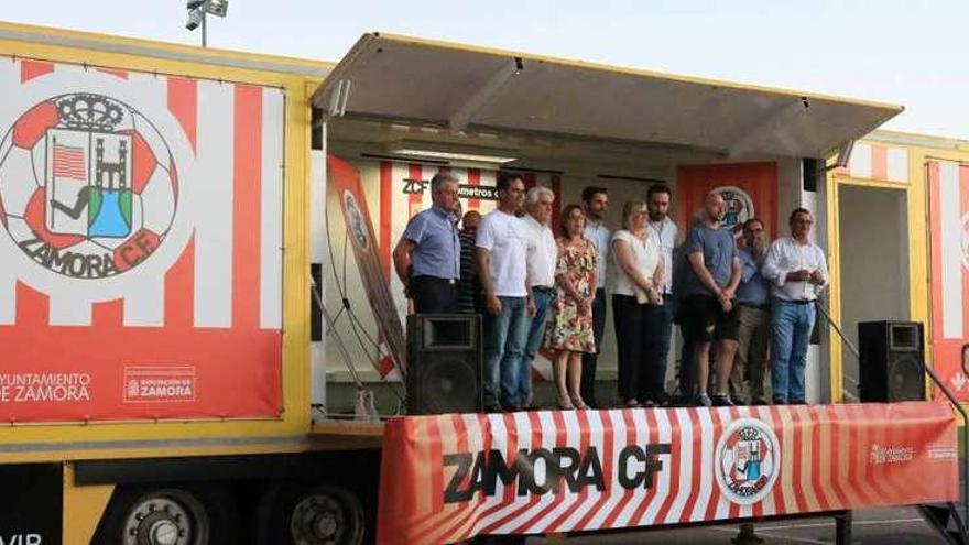 Imagen de la presentación del camión articulado que recorrerá la provincia con los colores del Zamora CF.