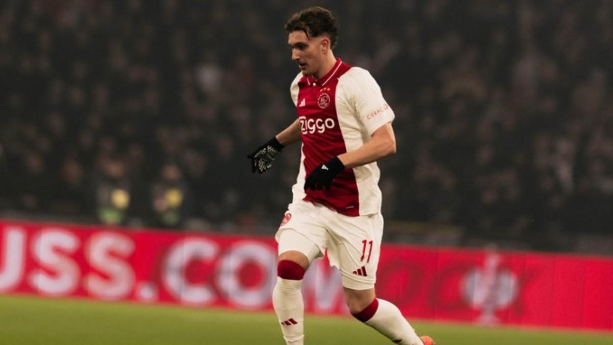 Mika Godts, extremo del Ajax