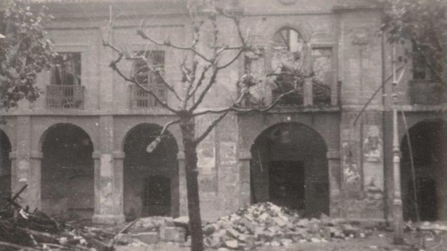 Escombros ante el Ayuntamiento tras los bombardeos de 1937. | PABLO ALCÁNTARA