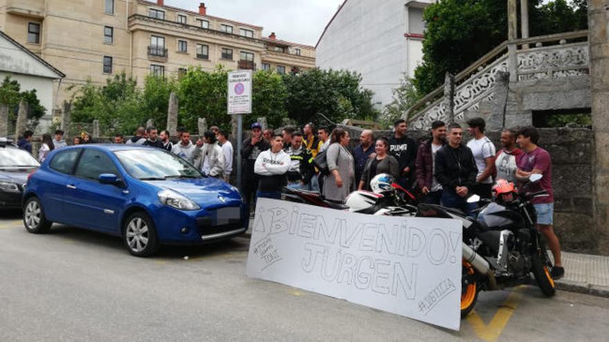 Amigos y familiares esperan a Jürgen, libre tras ser detenido por su presunta participación en el crimen de Salceda