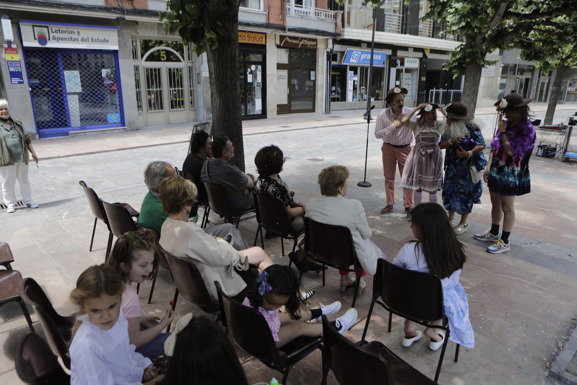 EN IMÁGENES: Espectáculo teatral en las calles de Pola de Lena