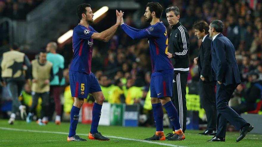 Busquets saluda a André Gomes en el momento de ser sustituido frente al Chelsea.