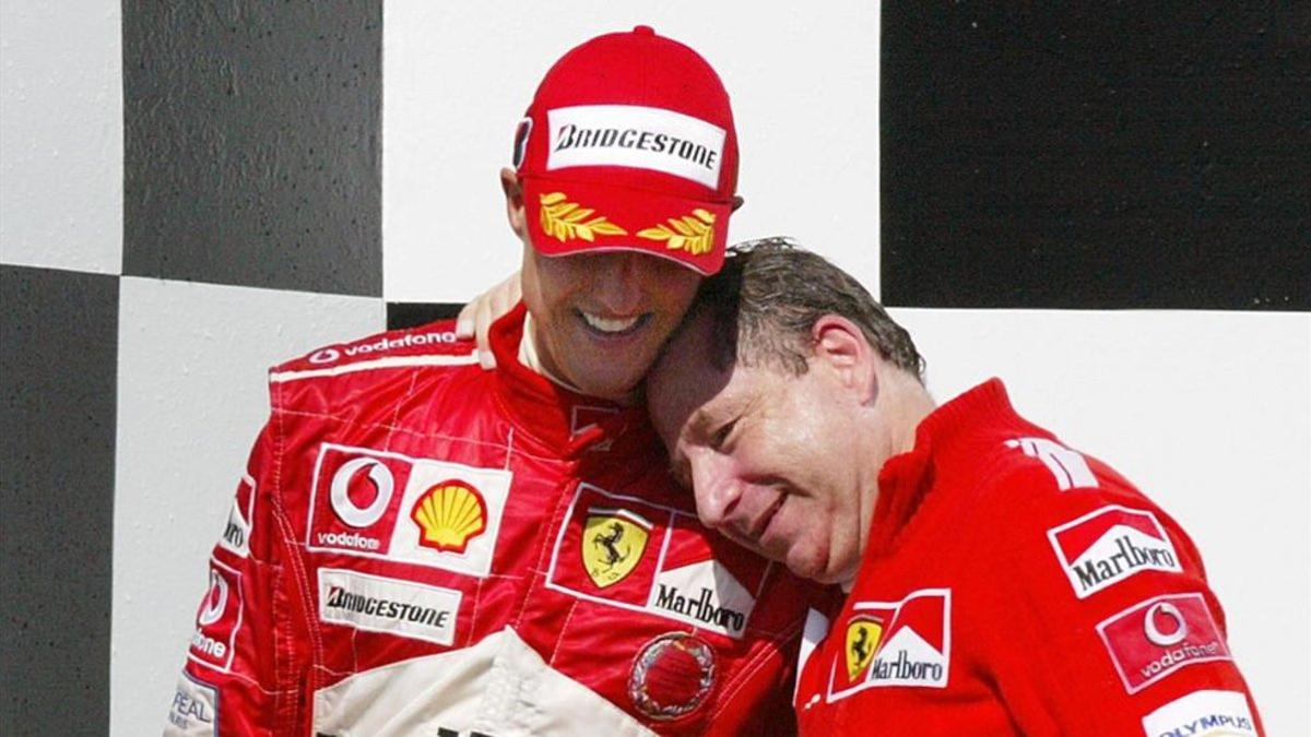 Michael Schumacher en el podio con Jean Todt