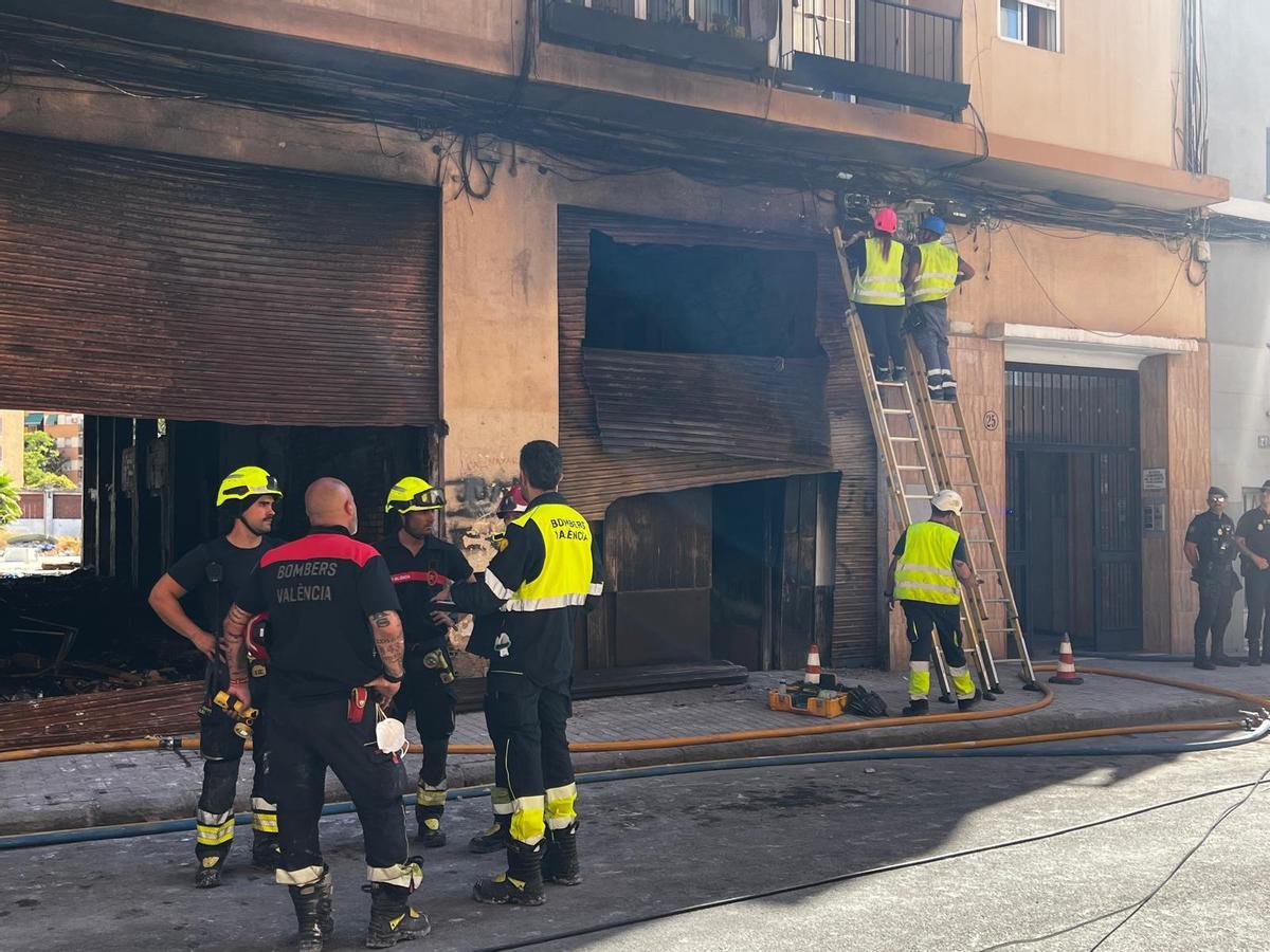 Restableciendo el cableado eléctrico para dar suministro a los edificios
