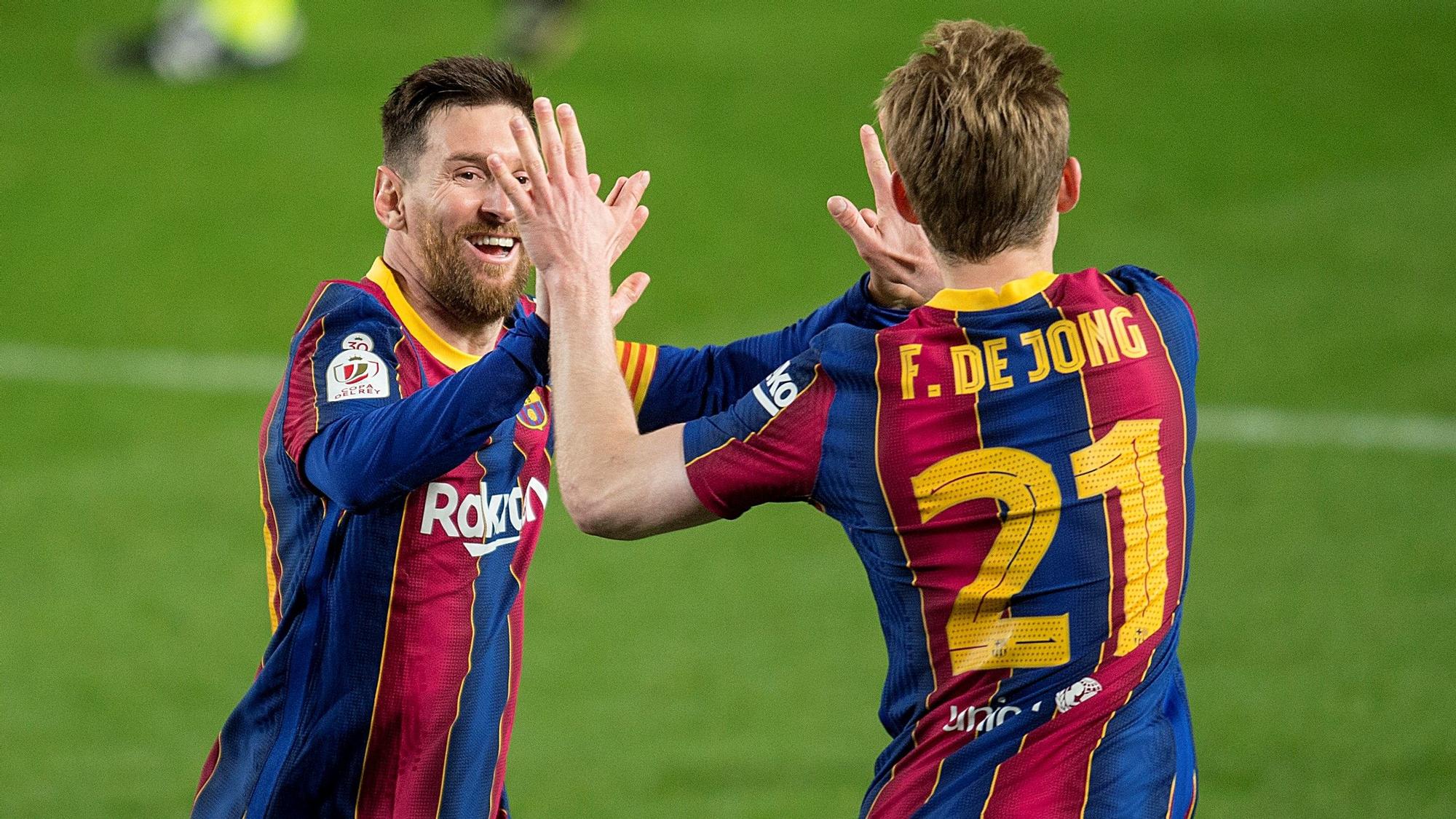 Messi y De Jong se felicitan tras el tercer gol del Barça contra el Sevilla, este miércoles.