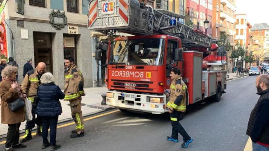 El camión de bomberos en la calle del Rosal.