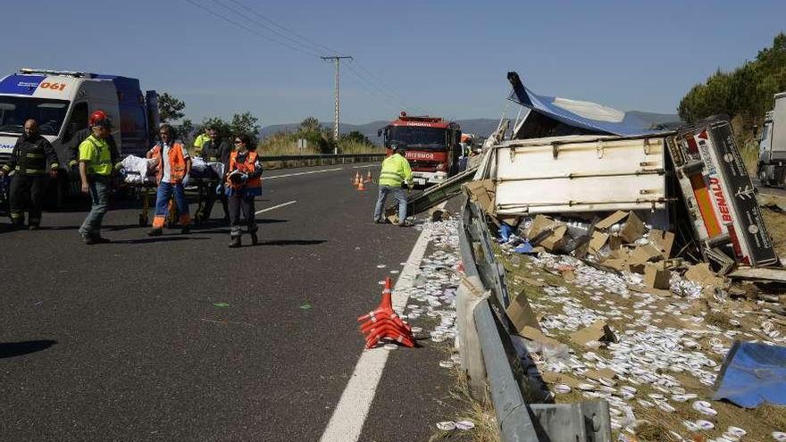 A la izquierda, traslado del herido y a la derecha estado del camión tras volcar en la mediana.  // Brais Lorenzo