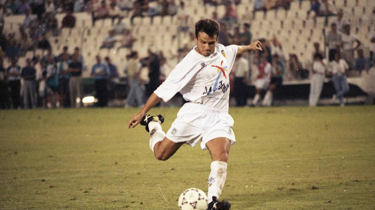 Eloy Olaya, con la camiseta del Valencia CF