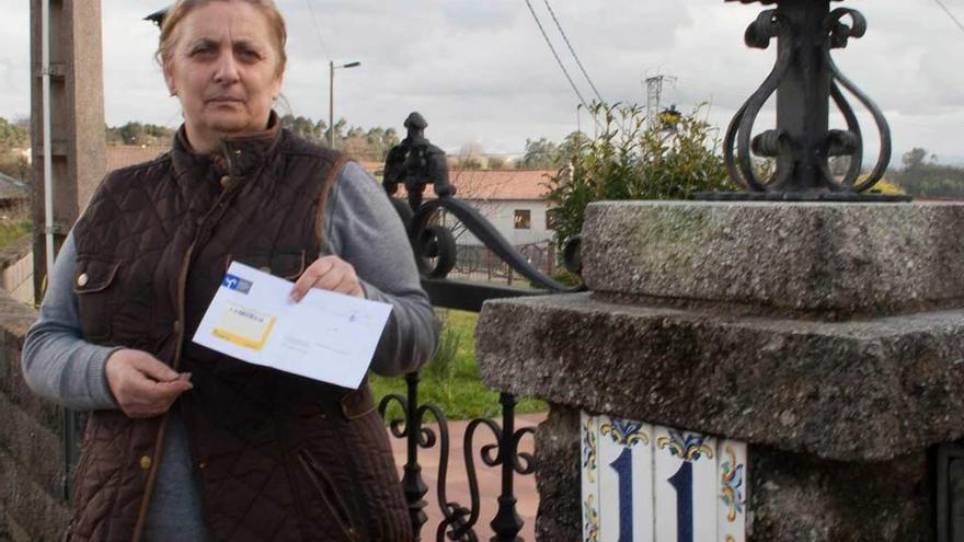 Isabel García, en Pruvia, mostrando una de las cartas que se habían extraviado.