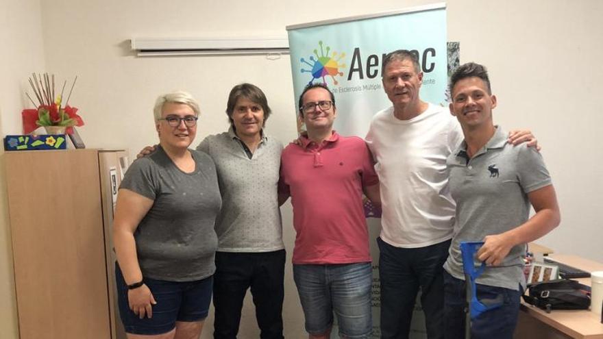 Nando y Paco Bonet, junto a los representantes de la Asociación de Esclerosis Múltiple de Elche y Crevillent