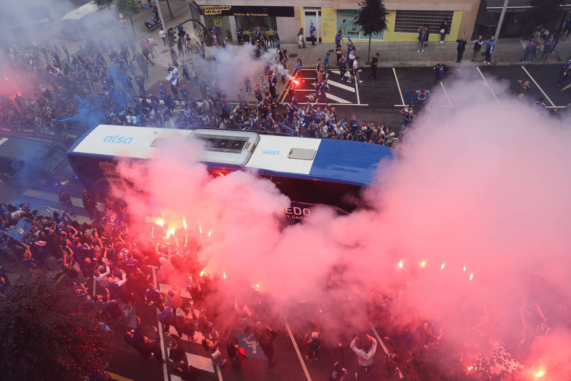 Así fue el recibimiento de la afición al Real Oviedo y toda la previa del último partido de la temporada