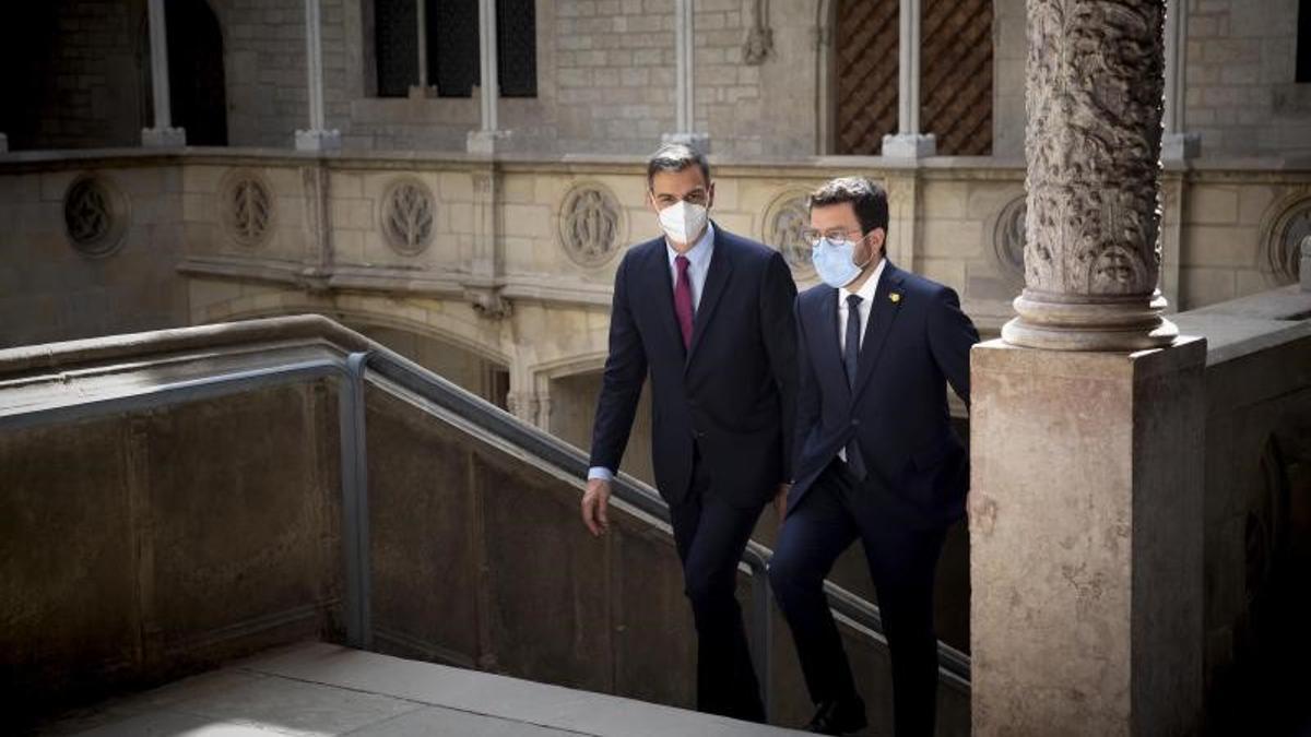 El presidente del Gobierno, Pedro Sánchez, y el 'president' de la Generalitat, Pere Aragonès, se dirigen a su reunión en el Palau previa al encuentro de la mesa de diálogo, el pasado 15 de septiembre de 2021 en Barcelona.