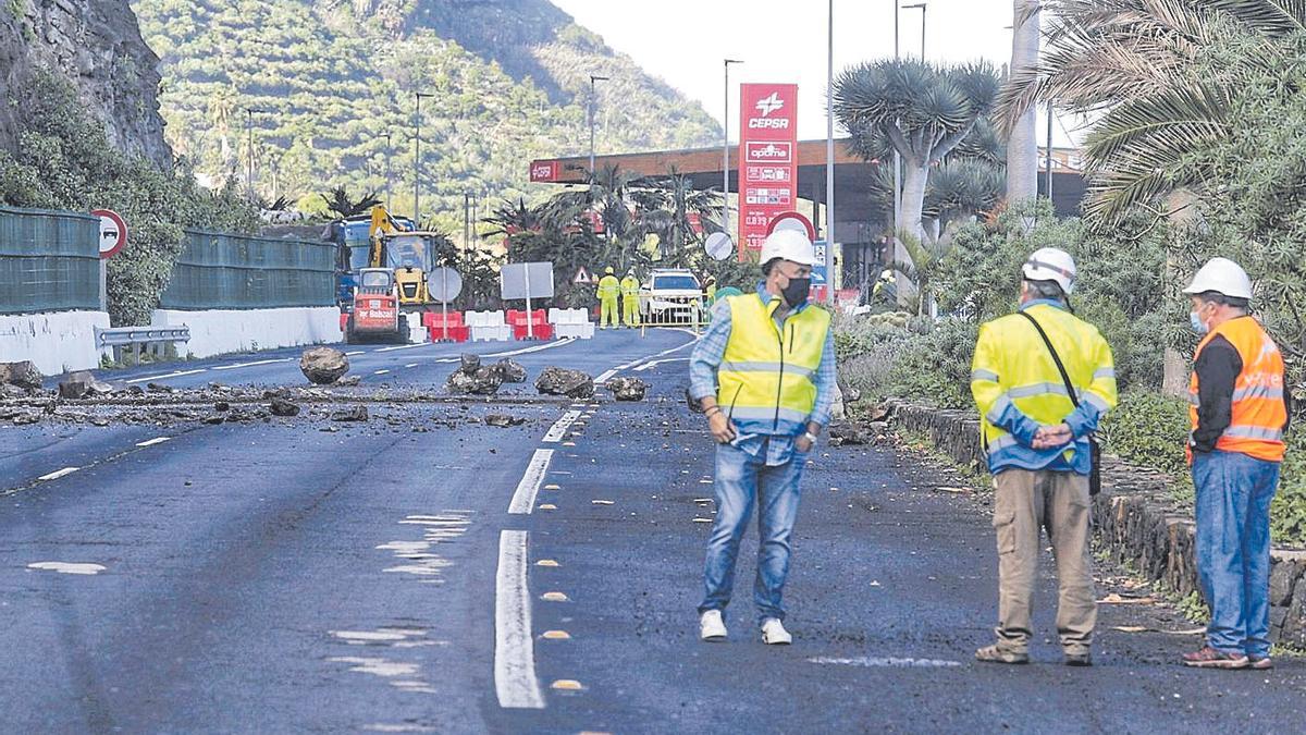 Comienzo de los trabajos de retirada de piedras, el pasado sábado.